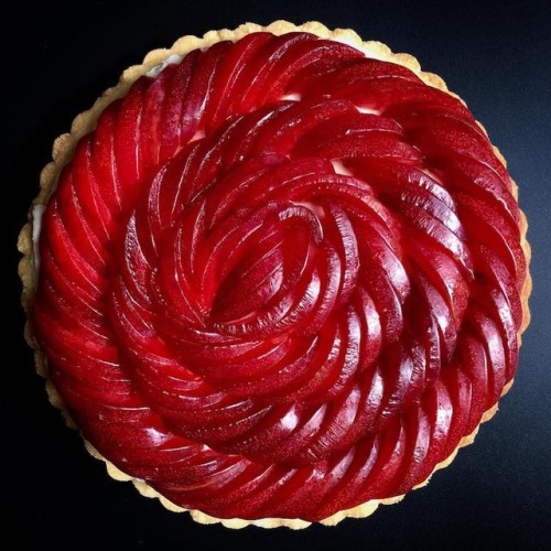 linuxthegeek:  archiemcphee:  Today we’re brunching on some of the most intricate and beautiful fruit pies we’ve ever seen. Seattle-based home baker Lauren Ko arranges long, thin strips of dough, finely sliced fruits, and nuts into complex lattices