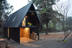 goodwoodwould:  Good wood - situated in the foothills of the Andes in southern Chile, ‘Casa R’ by local architect Felipe Lagos is a lovely little log cabin where you can escape the daily grind.