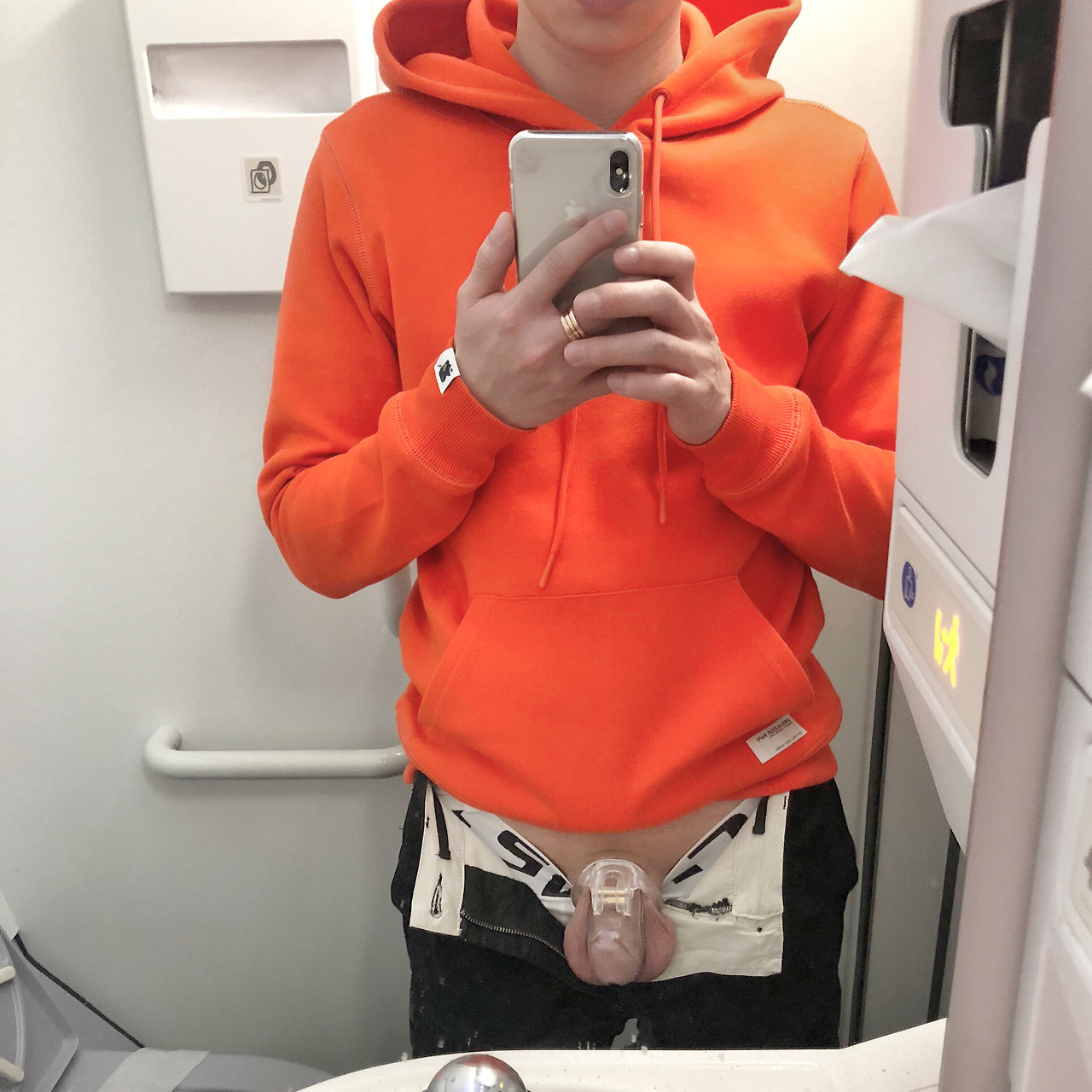 cagedever: Took the photo in the plane for the first time. Wanna play more outdoor