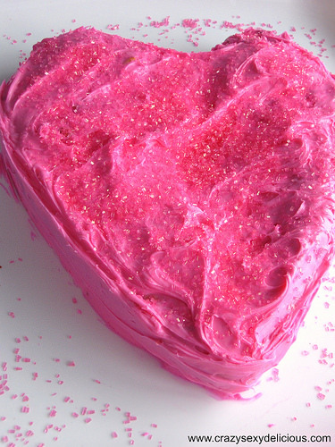 lepetitcorner:Valentine’s Day Cinnamon Roll Cake<3