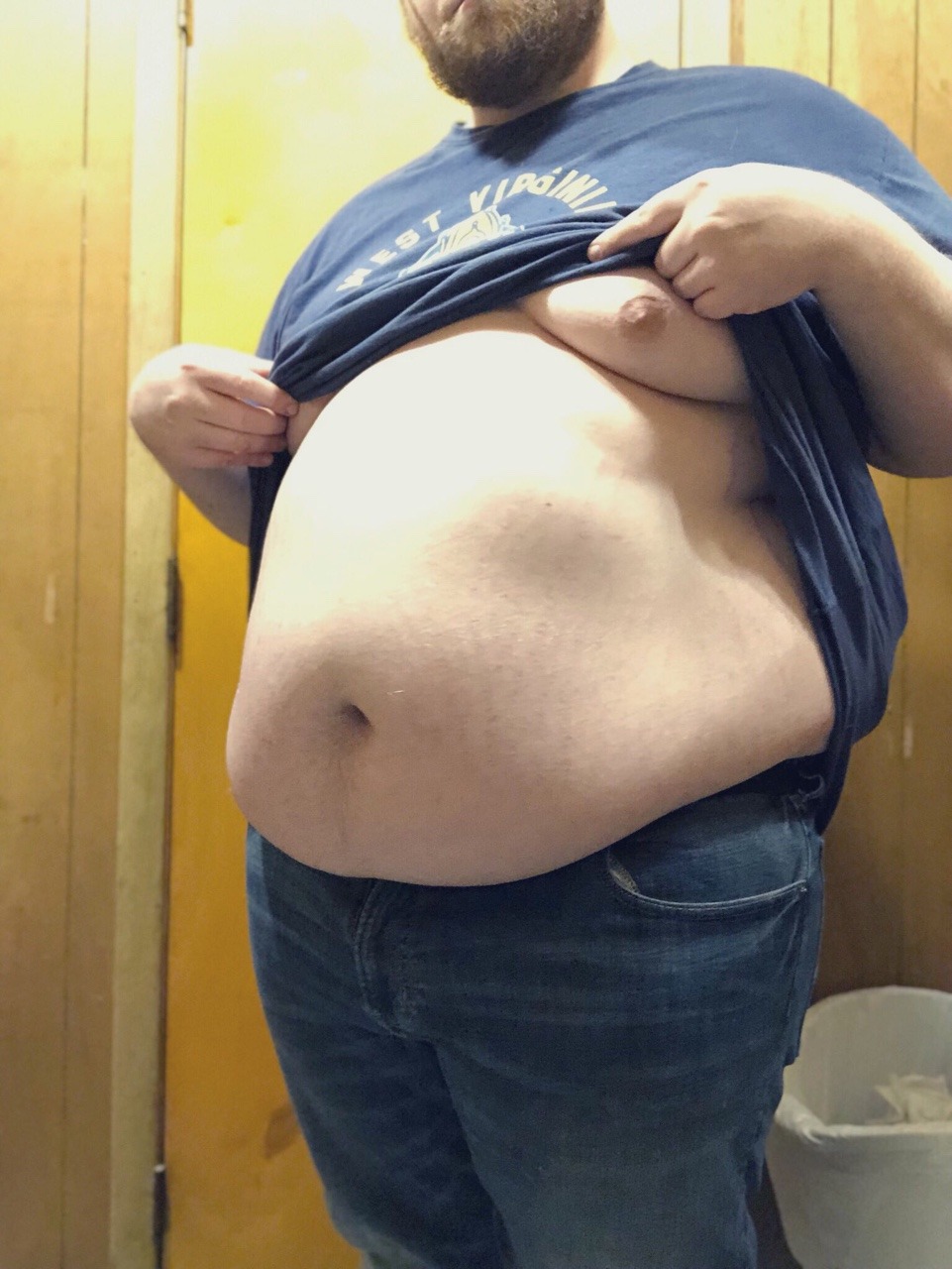 tymorrowland:  there’s just something so damn sexy about a big ole belly spilling