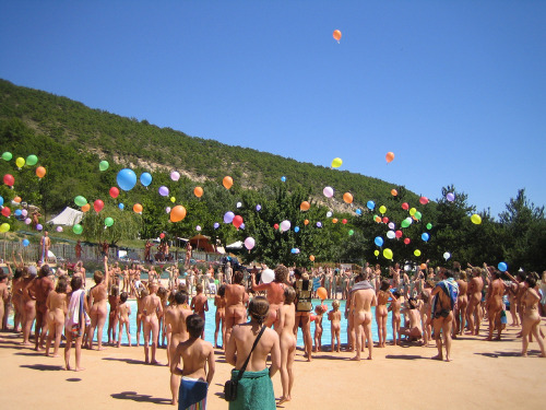 nudistworld3:Now THATS a good gathering!Bring Humanity together. 