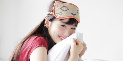 yoimachi: (via アカい睡眠のアキ | まりえのアカいアキ〜アオハル　シーズンズ〜 | グラビア | アオハルオンライン) 飯豊まりえ