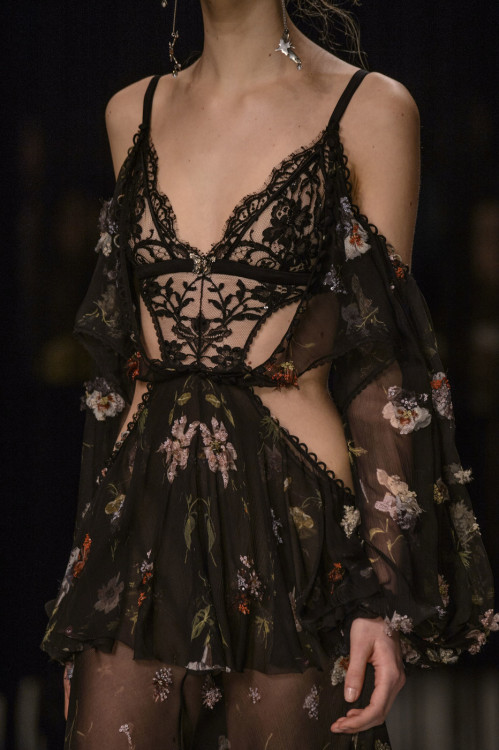 fashionfeude:Detail at Alexander McQueen Fall Winter 2016 | LFW