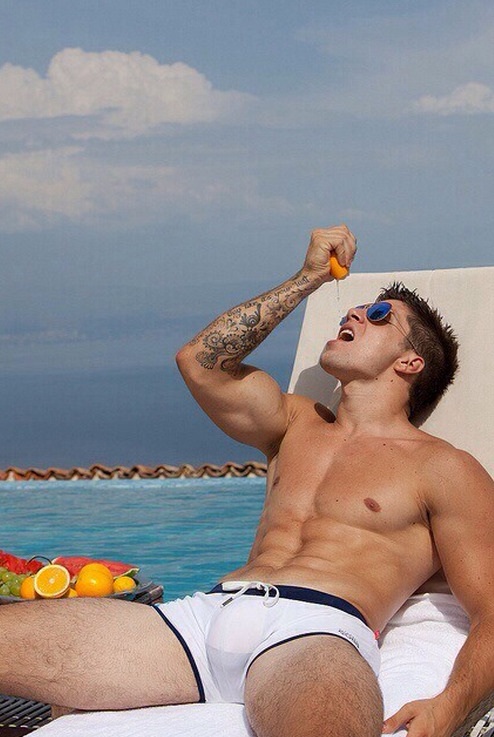 ifuckrainbows:  mancrushoftheday:  Reblogged via @man_crush  (via TumbleOn )