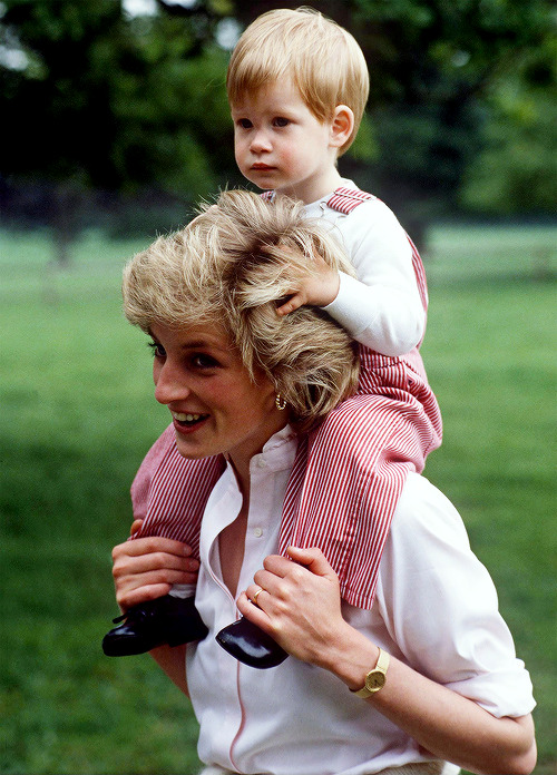 lovefordiana:  1986: Princess Diana with Prince Harry.