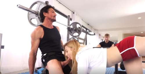 cuckoldmaker: 你女朋友请了一个私人教练回家，她的身体越来越好，可你早泄和手淫的毛病缺越来越严重。而且每次你想硬的时候，一定要你女朋友请个男人回家，只有看着她被别的男人干，你那小拇指一般的