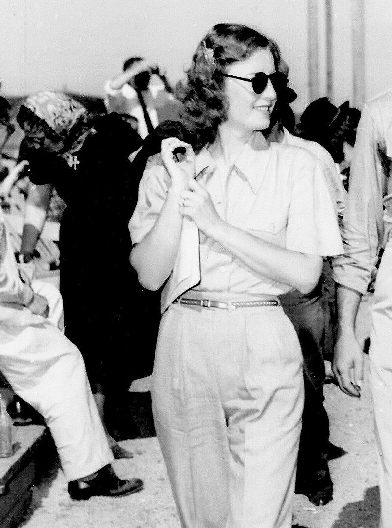 misstanwyck:  When they were in Indianapolis shooting To Please a Lady, Barbara’s