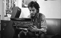 prominentmen:   Bruce Springsteen “checking