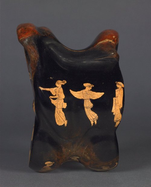 drakontomalloi:Anonymous Greek artist - Red-figured vessel in the form of a knucklebone (astragalos)