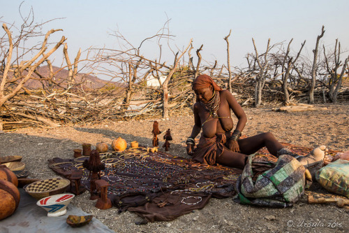 Himba woman, by Ursula There are about 50,000 indigenous Himba (singular: OmuHimba, plural: OvaHimba