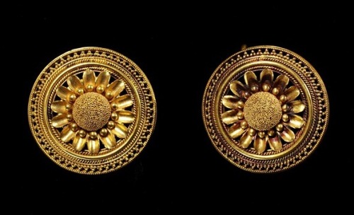 ancient-serpent:Golden earrings, England, 1865-1870, V&A Museum