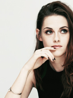homohomiex:  learningtojustlive:  nonmuggles:  alice—in-madness:  God damn Kristen    I don’t care what anyone says, she is so beautiful.   // girls //