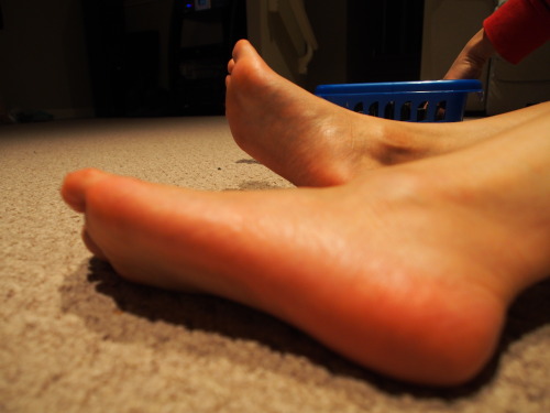 barefootwomen101: wvfootfetish: buntoes: orange crush toes part 1 :) Sexy