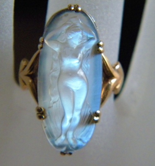 xshayarsha:The Romans admired moonstone, as they believed it was born from solidified rays of the Mo