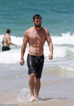 awhowho5:  Excuse me while I lie down…! - Chris Hemsworth looking freaking STUNNING!fmforums