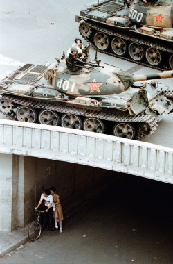 fotojournalismus:Liu Heung Shing, Tiananmen Square, A couple takes cover at an underpass as tanks pass overhead in eastern Beijing, June 5, 1989.