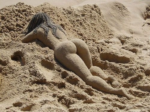 underthebubble:    Butt    Mom, Daddy made a sand sculpture of you!!