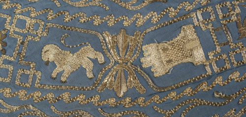 heaveninawildflower:Mantle (Spanish,1804–7).Silk and metal thread.Images and text information courte