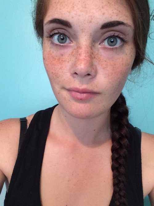 hail–to-the-queen: Only the most minimal of makeup Schöne Sommersprossen