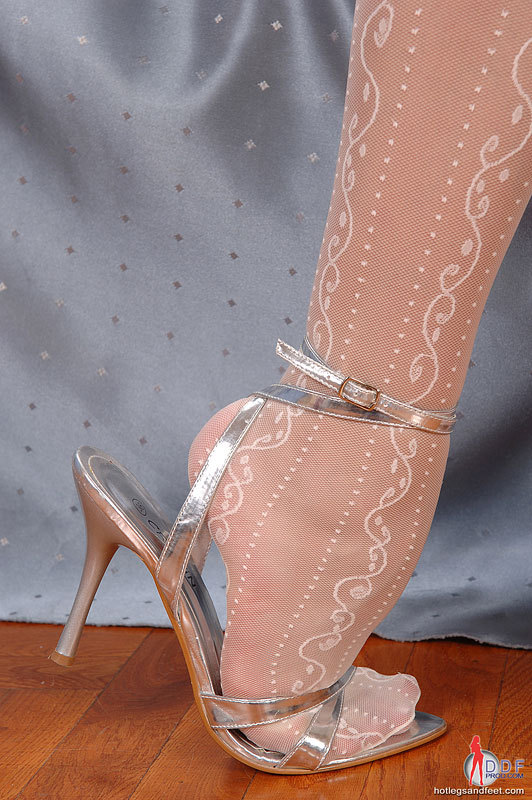preciouspantyhose:  pantyhoseandfeetperfection:  Zafira is GOD  She is one sexy fuck