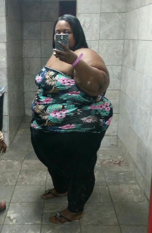 7yo1lo3:  ljubimzelodebelezenske:  MY KINDA WOMAN  Mines too.