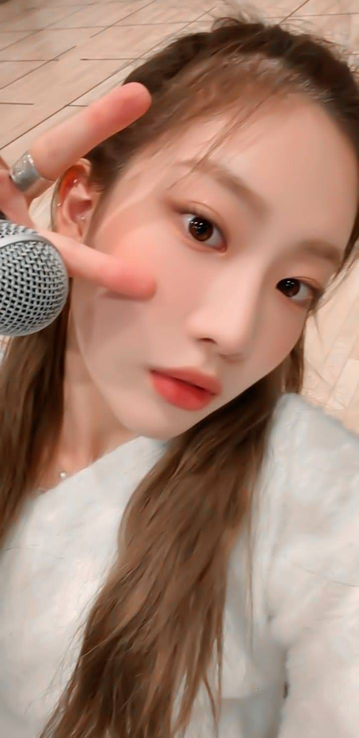 Kim Lip Lockscreens (loona)