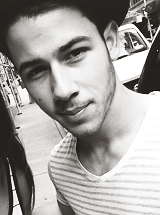 thejonasnetwork:  Joe and Nick out and about with fans in NYC today [8/23] 