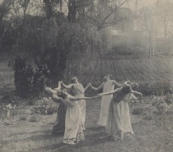 electripipedream:  Vassar college girls practicing Greek dances1923