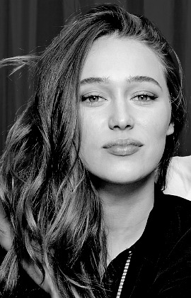 missdontcare-x:Alycia Debnam Carey comes in second on AfterEllen’s hot 100!“While the dystopian futu