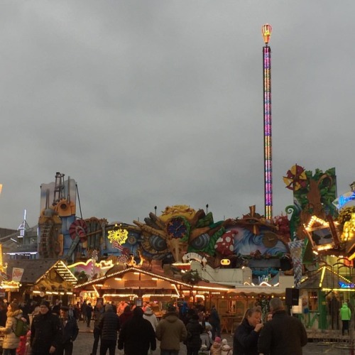 Its #freimarkt bisches ‍♀️ #bremen its #loud and #noisy and so #crowdy but you gotta love the #color