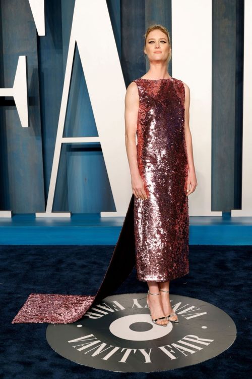 Mackenzie Davis in Prada at the 2022 Vanity Fair Oscar Party in LA on April 27, 2022.