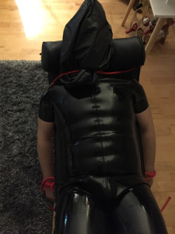 hunks-in-latex:  Pound a hot muscly ass: http://bit.ly/2FxKyVX