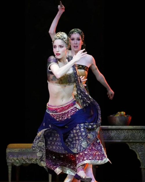 Bianca Scudamore, Bleuenn Battistoni, Heloïse BourdonLa Bayadere - Gamzattiphoto: Isabelle Aubert, J