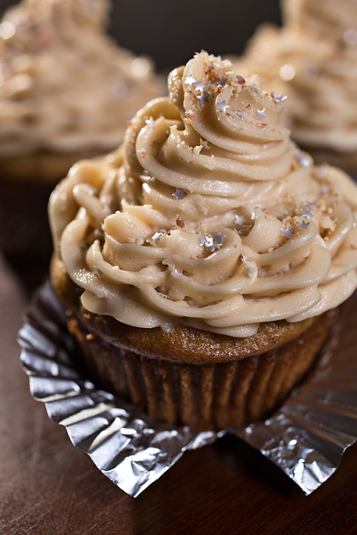 Recipe: “Velvet Elvis” Cupcakes with Moist Banana Cake and Rich, Peanut Butter-Cream Cheese Frosting