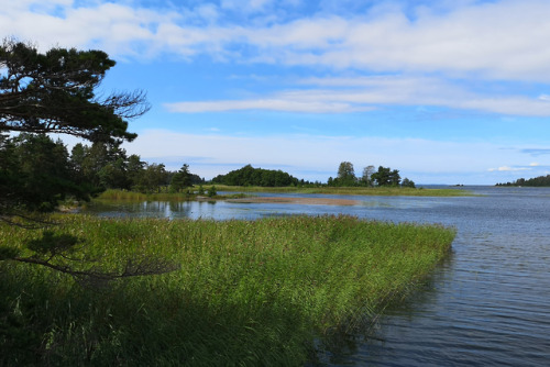 Sibberön, Vålön and Kalvön. Three small islands located in Vänern, the lar