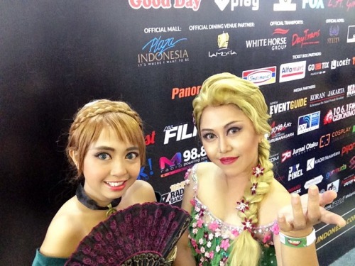 oruntia: Frozen Sister at Indonesia Comic Con 2017 @@epi-corner as Elsa@oruntia​ (me) as Annaphoto b