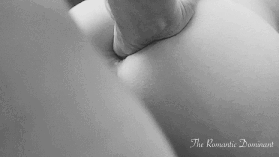 the-romantic-dominant:  Two Thumbs  What’s got two thumbs and is very good at making