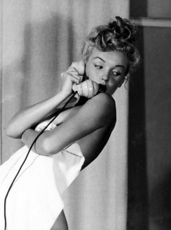 :  Marilyn Monroe posing for pinup artist Earl Moran, 1949. 