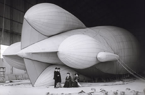 dansleparadisartificiel:Léon Gimpel, 1910Le dirigeable “Ville de Bruxelles” en cours de gonflementco