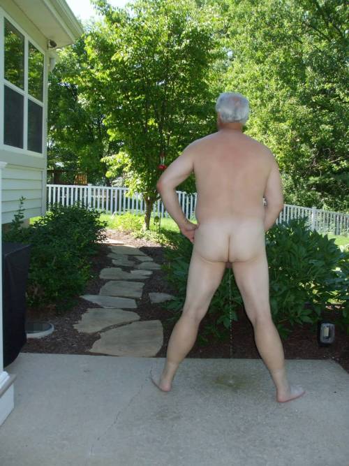 maturebisexualgrandpa:  I love to show off my pissing fetishes outside totally naked