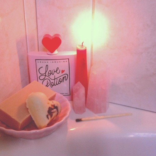 orriculum:self love bath ritual~ ❤️ ❤️ for this ritual, gather a bath bomb, rose quartz, vanilla s