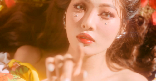 kgoddesses:hyuna - flower shower