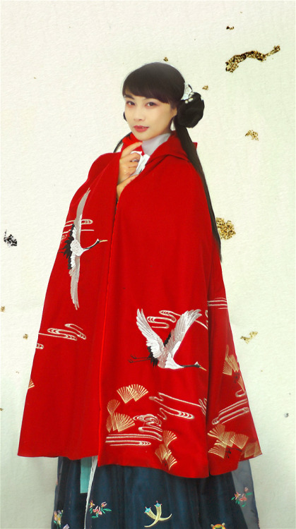 fuckyeahchinesefashion:Chinese hanfu by 清辉阁, embroidered winter cloaks.