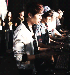 inscentra:  Onew stretching before a computer game ….  