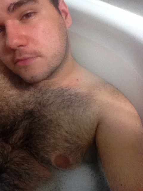 obedeaar:who the hell takes a bath at 2:30 am (me)