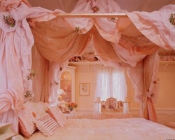 deardaddyswonderland:  A good baby-princess deserves a beautiful castle. 