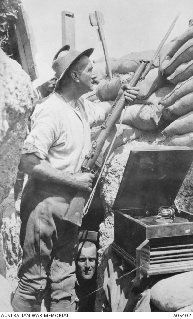 bears-for-the-bear-god: meninroad: An unidentified Australian soldier, probably of