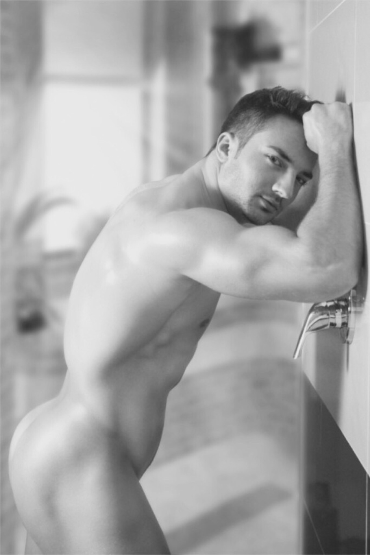 lille-jo:  Sexy lines of his body …