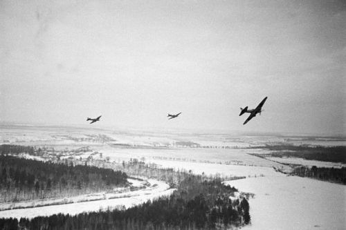 Soviet planes flying over Nazi positions near Moscow during the invasion of the USSR (December 1st, 